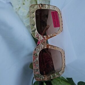 NWT ROSE GOLD BETSEY JOHNSON SUNGLASSES